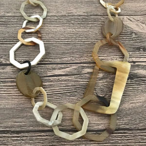 Collier de luxe en corne de buffle fait à la main, bijoux naturels et durables pour femmes, haute qualité - Product Image 1