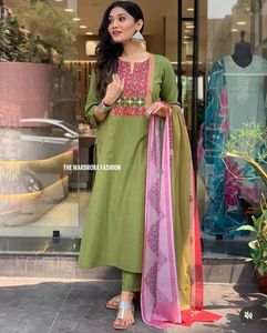 Nuevo diseño indio pakistaní ropa Pista Color verde Kurti Suit Set hecho con tela de rayón disponible a bajo precio - Product Image 3