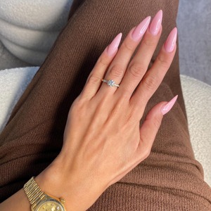 Anillo de Compromiso de Lujo para Mujer con Diamante Cultivado en Laboratorio de 1.25 Quilates, Corte Redondo, F VVS1 VVS2, Oro Amarillo de 18k, Certificado IGI - Product Image 2