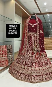 Velours exquis Lehenga Choli Designer Wedding Wear d'Inde avec des embellissements lourds Séquence Travail Robe de mariée élégante - Product Image 5