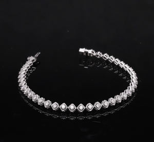 Elegante pulsera de tenis de diamante natural de oro de 14 quilates Encanto atemporal con ajustes de bisel geométrico y enlaces de motivos cuadrados - Product Image 1
