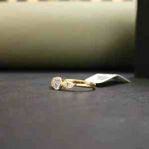 Elegante Anillo de Compromiso con Tres Piedras Redondas y en Forma de Pera de Moissanita en Plata de Ley 925 con Engaste Pavé, Certificado IGI, Estilo Moderno - Product Image 3