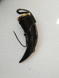 Cuerno de polvo estilo Búfalo con técnica tallada Soporte de correa de cuero para manualidades naturales Muestra gratis disponible - Product Image 4