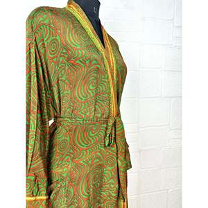 Bata Kimono de Seda Reciclada Vintage con Estampado de Hojas Boho, Ideal como Salida de Baño, Regalo de Aniversario para Damas de Honor o Día de Spa - Product Image 5
