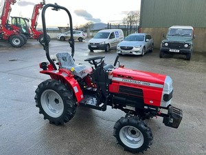 Tractor Agrícola Compacto Rojo 4x4, Máquina de Trabajo para Campos Pequeños - Product Image 2