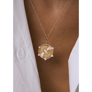 Pendentif en forme de pièce de monnaie côtelé Jordyn, élégant, avec diamants, pendentifs et breloques en diamant - Product Image 2