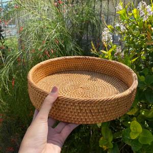 Plateau rond unique en rotin et coquillages, cadeau de vacances pour une décoration de table inspirée de la côte - Product Image 1