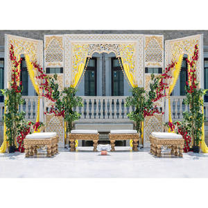 Tabouret de luxe à assise basse pour chaises Mandap – Achat personnalisé pour la cérémonie royale Haldi/Mehndi, configuration de scène extérieure pour événements à Londres - Product Image 1