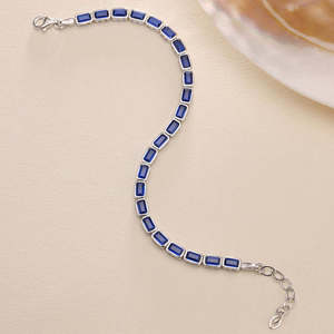 Pulsera de dijes fina Hallmark con diseño de vía fluvial y piedra baguette azul plateada - Product Image 3