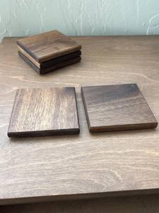 Ensemble de sous-verres en noyer massif fabriqués à la main sous-verres de boissons Protection de table sous-verres carrés en bois de noyer naturel pour chaud et froid - Product Image 5