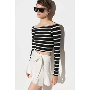 Crop top en tissu sergé rayé noir et blanc avec col carré, longueur courte décontractée, design de logo sur le devant - Product Image 2