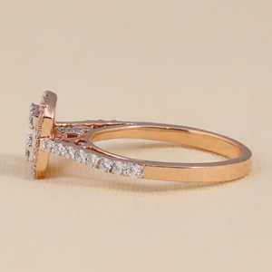 แหวนหมั้นเพชรทรงเอเมอรัลด์คัท ประดับเพชรทรงบาแกตต์และทรงกลม LR1066 - Product Image 6