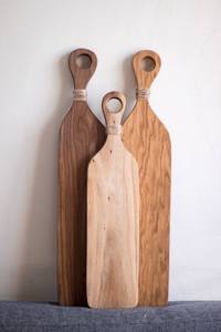 Precio al por mayor Tabla de cortar de madera de mango Premium con agujero Elegante bandeja de madera para cocina y servicio a la venta - Product Image 6