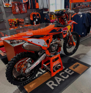 Una nueva KTM 500 EXC-F, 250SX-F y 450 SX-F edición de fábrica del año 2025, y una moto de cross 300 XC edición de fábrica del año 2025. - Product Image 1
