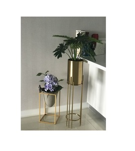 Grande jardinière sur pied en métal avec finition en bronze à texture riche et base robuste pour la présentation de grandes plantes à feuilles dans le jardin - Product Image 2