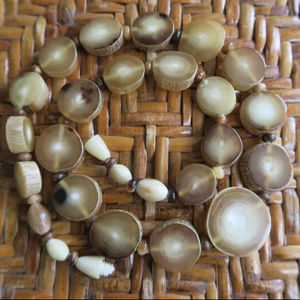 Collar con Colgante Redondo de Cuerno Natural Hecho a Mano de Alta Calidad, Joyería de Estilo Moderno Ecológica para Hombres y Mujeres - Product Image 1