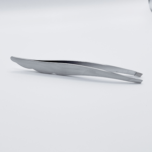 Pince à sourcils à pointe inclinée de qualité professionnelle finition incurvée et polie - Product Image 4