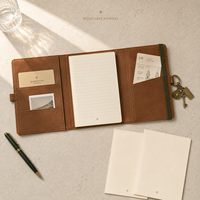 LABON Couverture de carnet en cuir PU personnalisable à trois volets, rechargeable, avec monogramme en feuille d'or, breloques en laiton et attache stylo, idéale pour les voyages