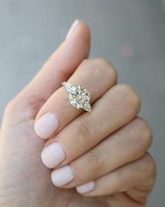 Bague à trois pierres en zircone cubique taille ronde de 9 mm avec des côtés taille poire plaquée or blanc, design élégant de bijoux de fiançailles - Product Image 1