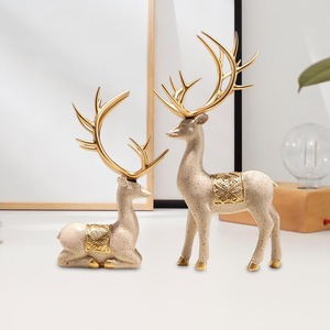 รูปปั้นกวางเรนเดียร์หรูหราพร้อมอานทองคำแกะสลักและเขากวางตกแต่งรูปปั้นสำหรับการตกแต่งภายในที่ทันสมัยและรื่นเริง - Product Image 1