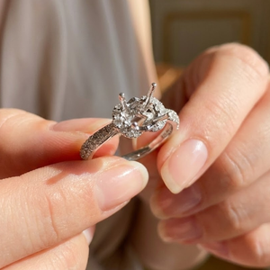 Bague de fiançailles classique en or blanc massif 18 carats de haute qualité avec diamant véritable, monture semi-encastreée à griffes, idéale pour les fêtes et mariages - Product Image 4