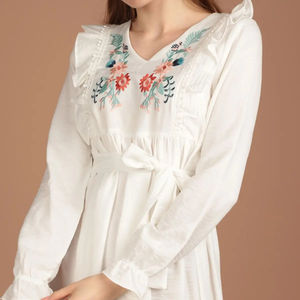 Robe maxi à col en V respirante en tissu Aerobin naturel à fleurs douces pour femmes, vente en gros - Product Image 1