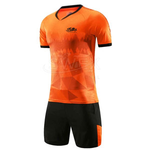 Uniforme de football le plus vendu de haute qualité léger fabriqué en uniforme de football en polyester pour adulte - Product Image 1