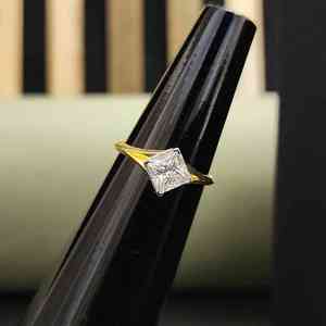 แหวนเพชรทรงสี่เหลี่ยมหรูหรา ดีไซน์เรเดียนท์คัท ทองคำแท้ 14 กะรัต ประดับเพชรแล็บสร้างสรรค์ ได้รับการรับรองจาก IGI สำหรับทั้งชายและหญิง จาก DOPE JEWELLS ทันสมัย - Product Image 1