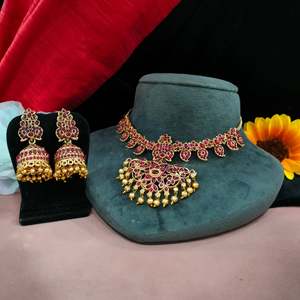 Conjunto de COLLAR COLGANTE de perlas mínimas del sur de la India Aspecto refinado y elegante para todas las ocasiones Belleza atemporal Estilo contemporáneo - Product Image 1