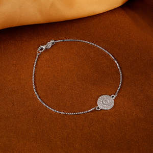 Bracelet Rakhi floral en argent vintage Charme fin élégant pour la fête des sœurs - Product Image 4