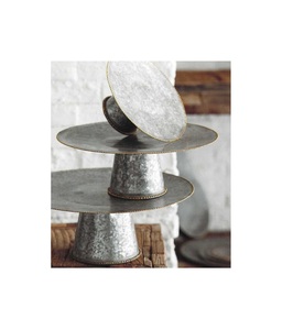 Présentoir à gâteaux unique en métal fait à la main avec un savoir-faire artistique pour les présentations et les galeries de desserts de créateurs en édition limitée - Product Image 6