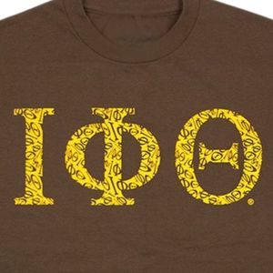Maglietta grafica Iota Phi Theta marrone con lettere greche gialle T-Shirt a girocollo in cotone elegante confraternita vita greca Top collegiale - Product Image 1