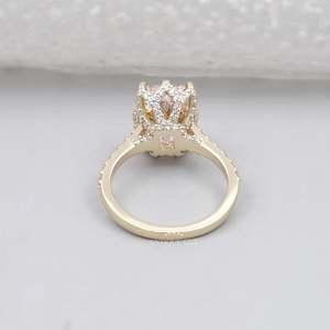 แหวนหมั้นเพชรชมพูทรงรัศมี ประดับเพชรแบบซ่อนรอบวง พร้อมวงแหวนแบบ Pave Band ได้รับการรับรองจาก IGI - Product Image 4