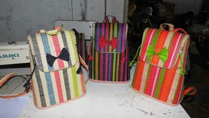 Mochila escolar cruzada de rafia de alta calidad a rayas Unisex con correa larga forro de paja Cierre de botón a presión antirrobo - Product Image 6