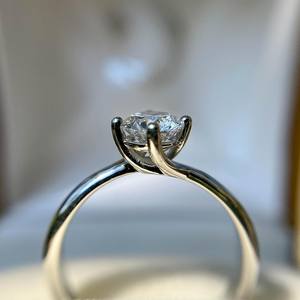 Anillo de compromiso de diamante cortado de 6mm | Acentos clásicos de solitario | Joyería fina de Boda nupcial chapada en oro de 18 quilates de plata esterlina personalizada - Product Image 4