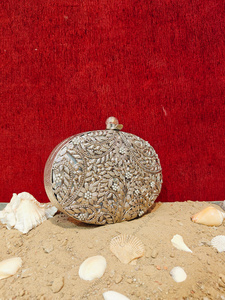 Pochette ovale en nacre avec travail floral en filigrane argenté et embellissement en perles, sac de soirée de luxe pour mariée - Product Image 3