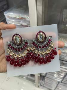 INDIO ÚLTIMO TRADICIONAL KUNDAN CHAPADO EN ORO ALTO CON DISEÑADOR DE PERLAS HERMOSO JUEGO DE PENDIENTES KUNDAN FANCY PARA MUJERES Y NIÑAS - Product Image 6