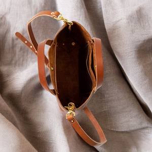 Sac fourre-tout en cuir artisanal avec élégance classique et design spacieux - Product Image 4