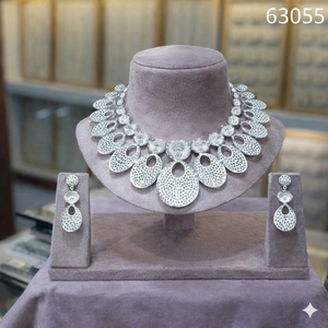 Ensemble de collier statement floral en finition argentée de luxe avec boucles d'oreilles pendantes assorties, bijoux élégants pour mariage et soirée, modèle 63051 - Product Image 3