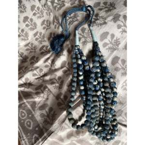 Collar de Cuentas de Sari de Cinco Hilos Estilo Bohemio Vintage con Perlas de Agua Dulce, Cuarzo, Bola de Latón y Borla con Forma de Número - Estilo Religioso y de Playa - Product Image 1