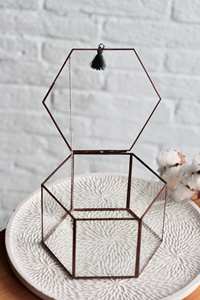 Boîte à bijoux en verre moderne en forme d'hexagone avec cadre en métal poli antique, parfaite pour ranger bagues, colliers et accessoires fins - Product Image 3