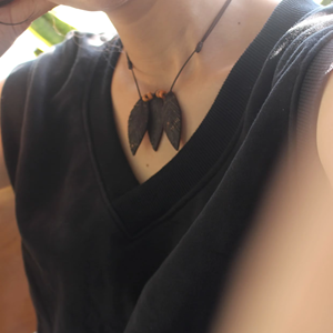 Collier de noix de coco à trois feuilles sculptées à la main-Bijoux naturels et rustiques | Viet Fargimex - Product Image 1