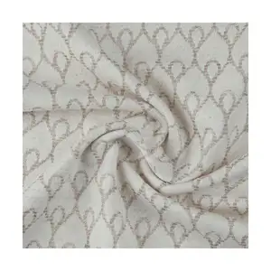 Design jacquard victorien luxueux-Tissu élégant fabriqué en Italie pour robes et t-shirts-Style intemporel avec qualité