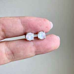 Pendientes de tuerca redondos con piedra lunar blanca, estilo bohemio, de plata de ley 925, con diseño de piedra de nacimiento de junio, idea de regalo de joyería fina para mamá - Product Image 1
