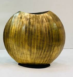 Jarrón de Metal Martillado con Acabado Dorado Costero Hecho a Mano, Resistente al Óxido, Ecológico, Tres Tamaños para Decoración del Hogar y Oficina - Product Image 4