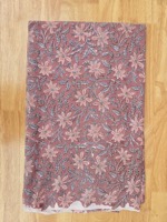 Tela de algodón estampada a mano en rosa malva premium con intrincados motivos florales para kurtis y vestidos. Eleva tu estilo étnico.