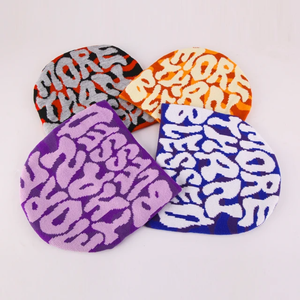 Bonnet tricoté en acrylique unisexe d'hiver avec logo personnalisé imprimé sur toute la surface Bonnet fait main à revers pour le voyage en gros - Product Image 3