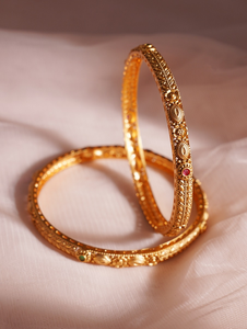 Les bracelets réglables en laiton plaqué or, avec des pierres de Kundan et de rubis complexes, sont disponibles au prix de gros. - Product Image 3