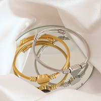 Vente en gros de bracelets ouverts en métal punk en fil métallique plaqué or 18 carats bracelets élastiques en acier inoxydable avec cœur d'amour