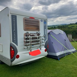 Autocaravana 4x4 con Conversión a Energía Solar y Construcción de Acero/Aluminio para Viajes y Camping - Product Image 6